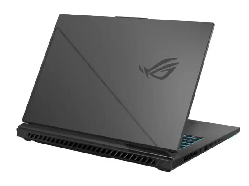 ASUS ROG Strix G18 visto desde atras con el logo grabado en la trasera de la pantalla.