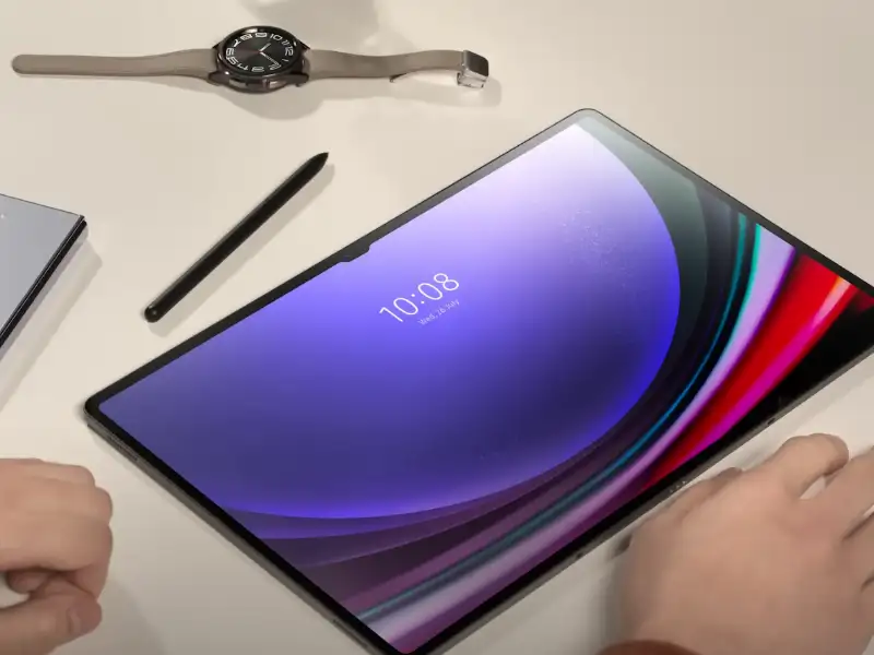 Nueva Galaxy Tab S9 con el pencil sobre una mesa.