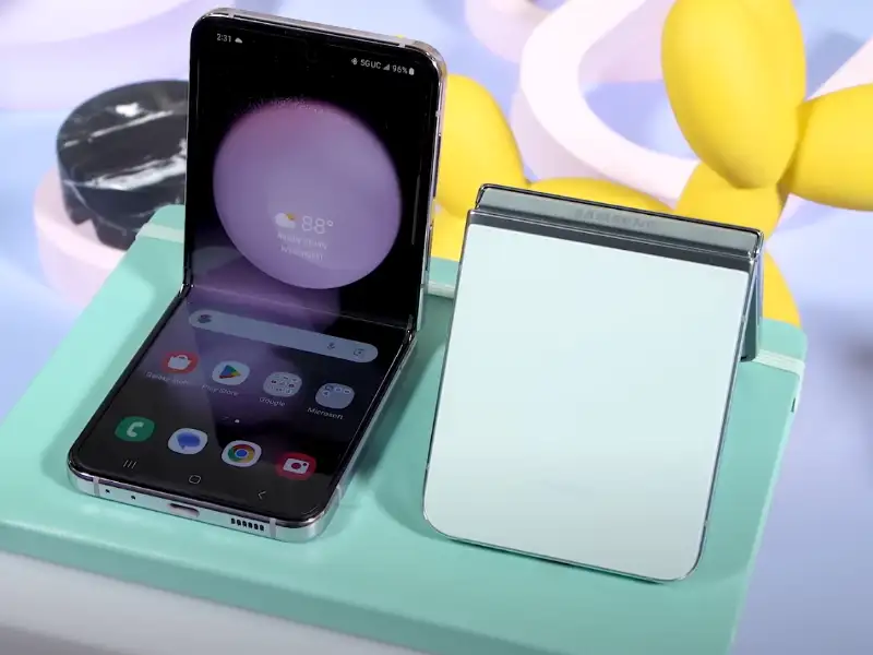 Nuevo Samsung Galaxy Z Flip 5, se muestra abierto con la parte interior a la vista y otro igual con la parte exterior.