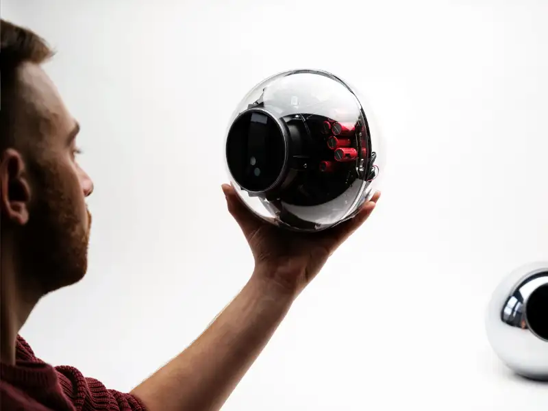 Persona siendo escaneada en el iris por un dispositivo orb para obtener un world id.