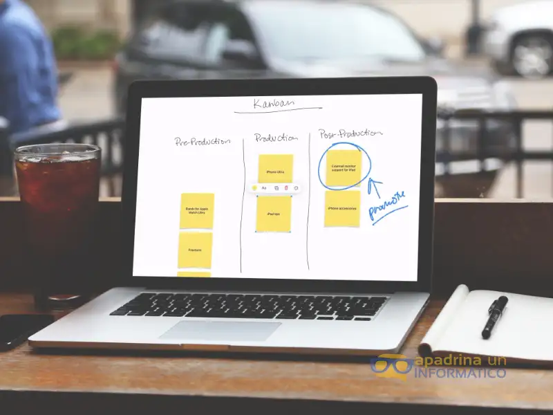 Usando Freeform en un MacBook para organizarse con el método Kanban.