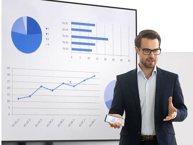 Hombre realiza una presentación en un proyector usando Samsung Dex desde su movil y sin cables.