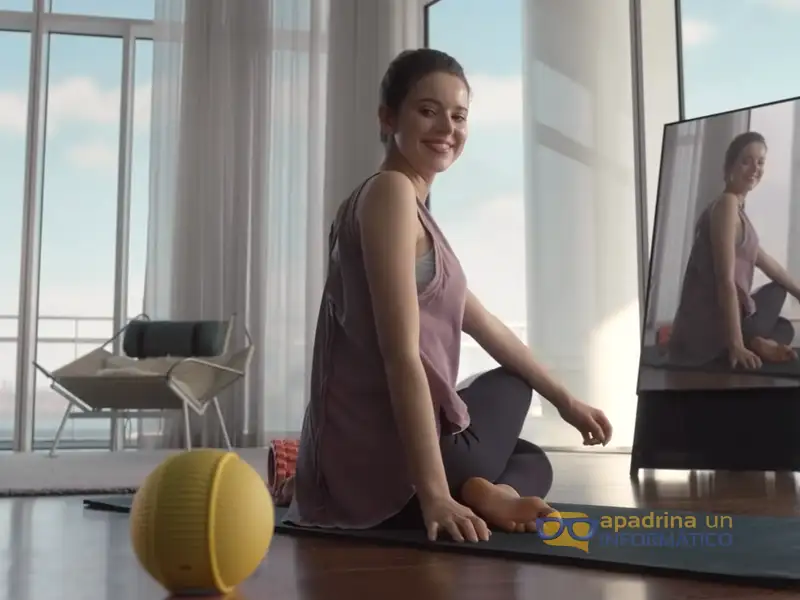 Usuaria interactuando con Ballie, el nuevo robot para el hogar de Samsung
