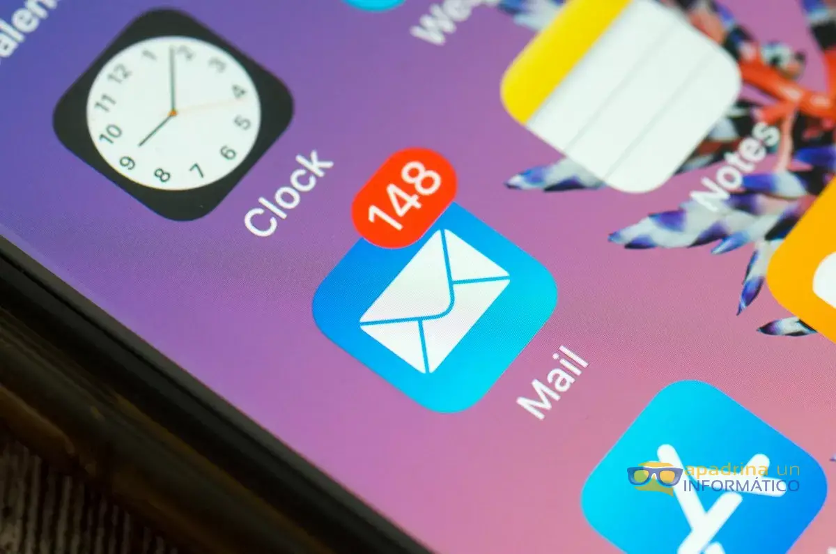 Icono de la app Mail del iPhone con 148 correos sin leer, entre los iconos del reloj y de las notas